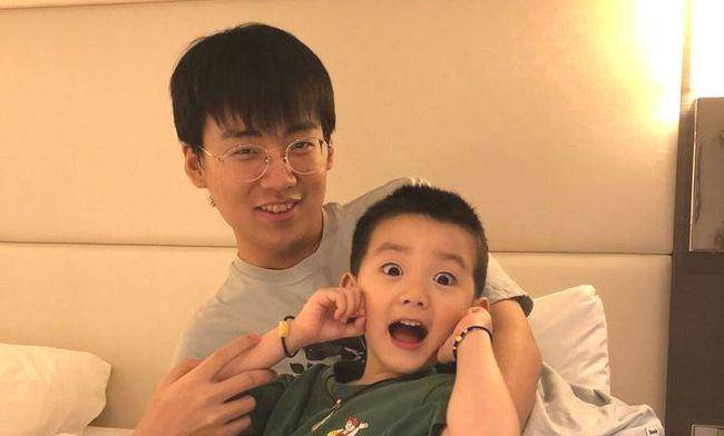 父爱如山,德云社大哥发文感叹,当爸爸的人都是蹭孩子的水果吃_冯照洋