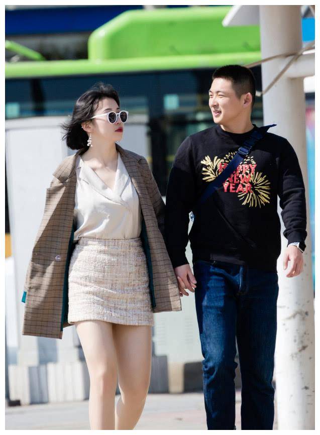 逛街:小哥哥脖子以下都是腿,女友凭"心机"赢了_仙女姐姐_穿着_裙子