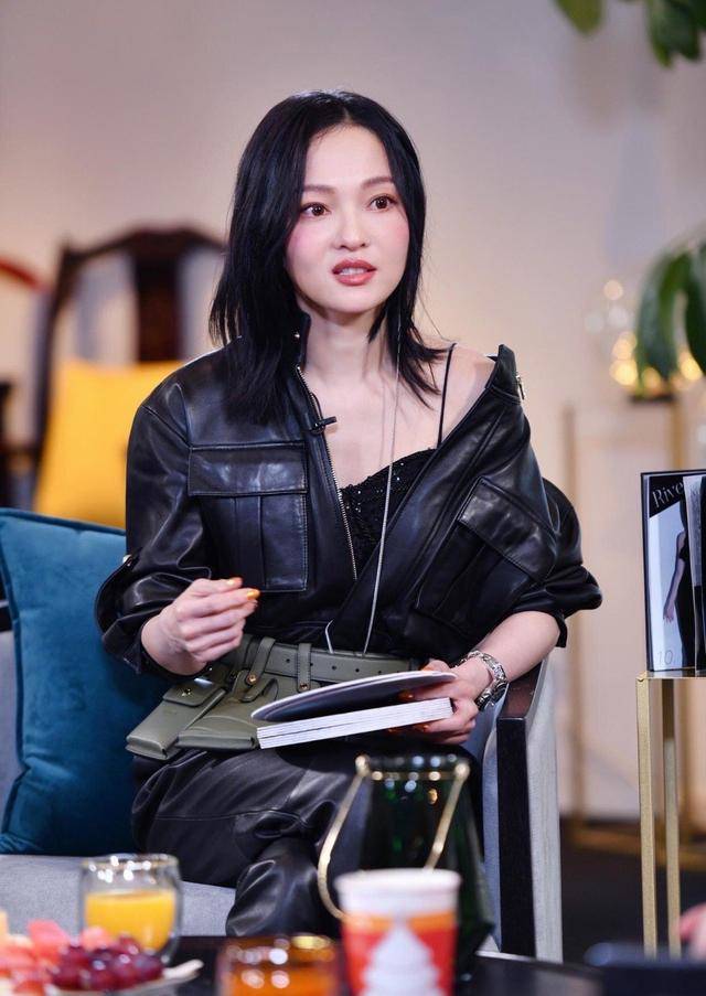 38岁的张韶涵穿搭不一般!大波浪卷发配黑白纱裙,高级又减龄