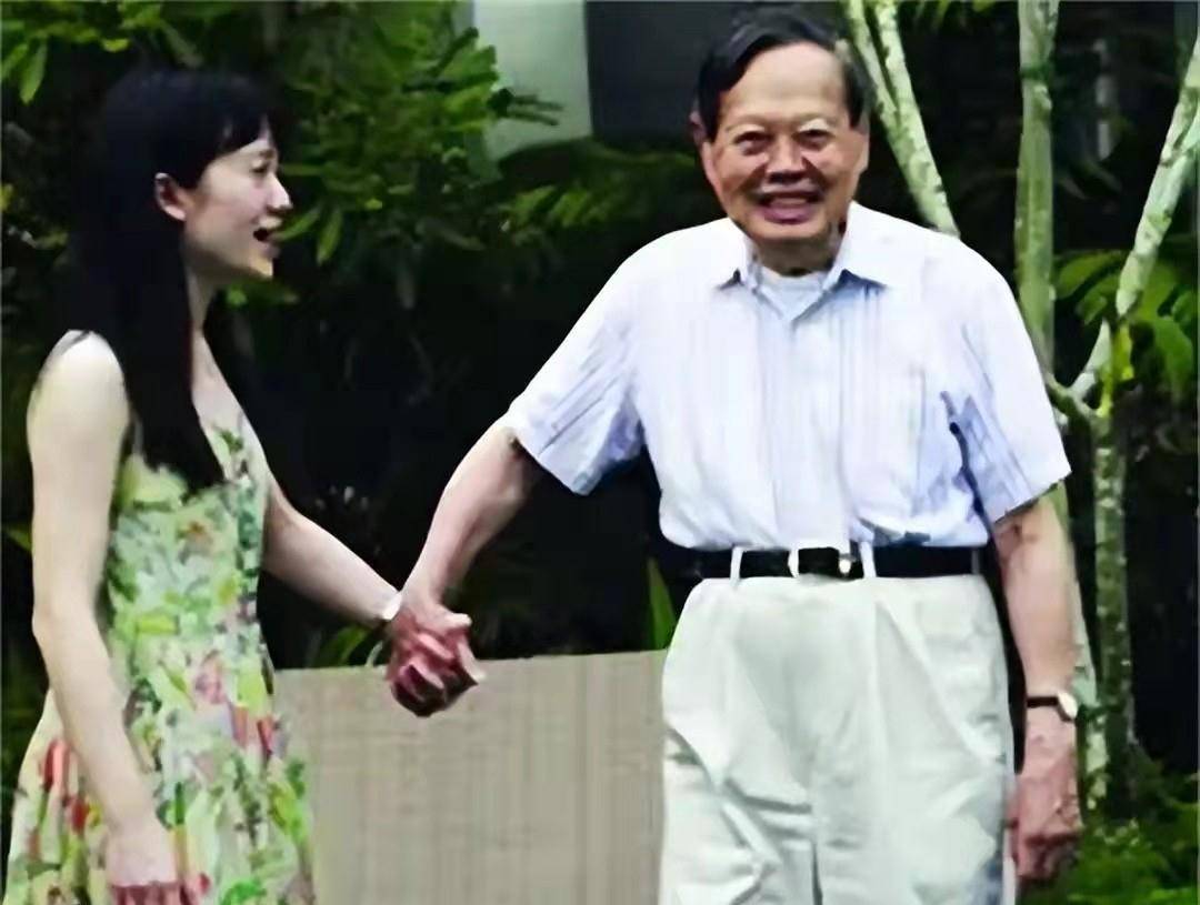 翁帆28歲嫁給82歲楊振寧54歲的年齡差她哪來的底氣