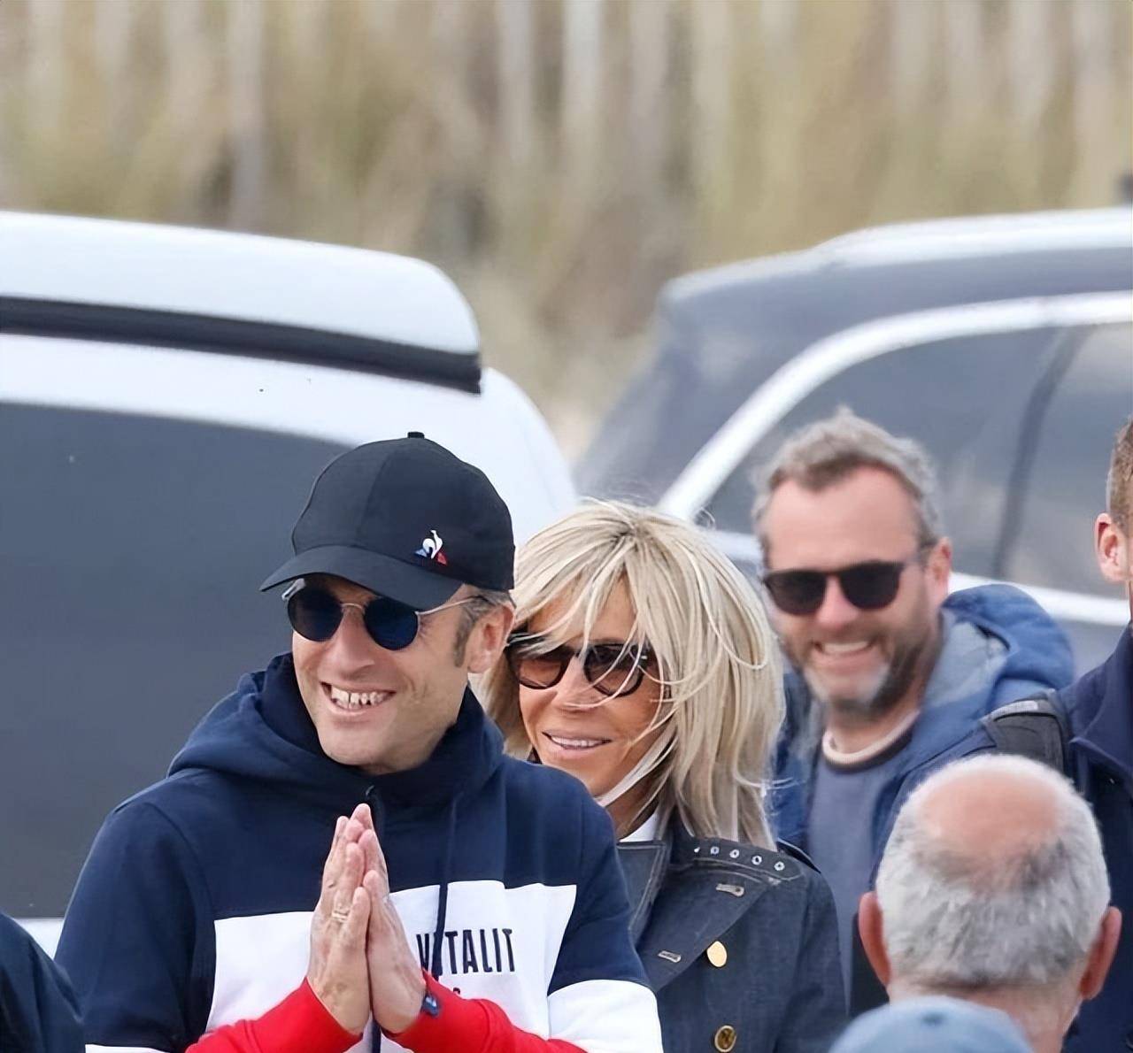 马克龙携海滩漫步十指紧扣太甜布丽吉特穿皮衣搂着腰太恩爱