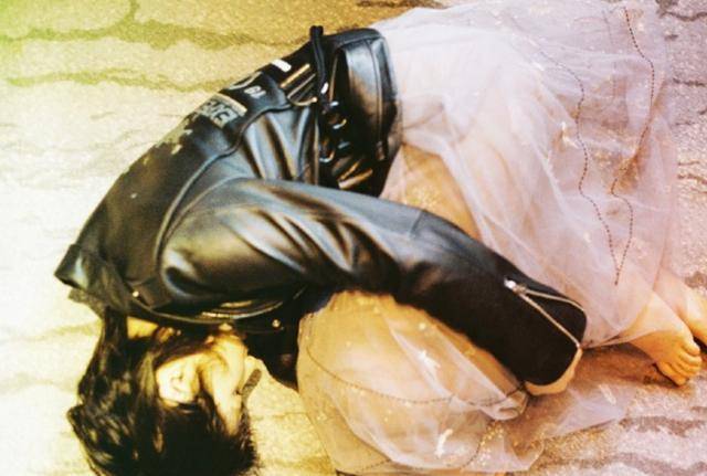 张子枫真是圈里的清流,蓝色格纹衬衫文艺俏皮,有种初恋的感觉