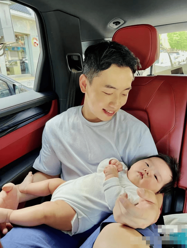 周捷首晒二胎女儿正脸小桃子肉嘟嘟像爸爸邹凯笑得合不拢嘴