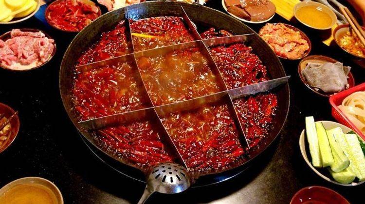 韩国美女来重庆品尝重庆火锅，吃了后秒变脸，中国人的话不能信！