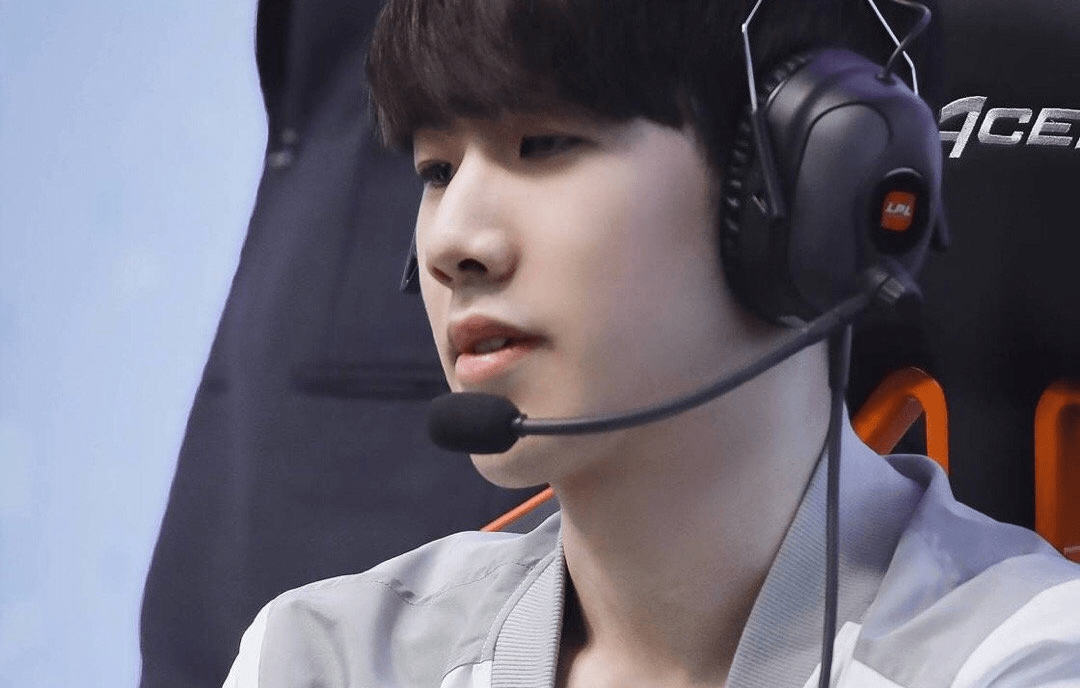 theshy冠军剑姬四级死四次,辅助野爹全住上仍难挽败