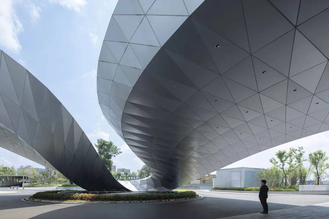 鸟瞰,流线型的塔楼和裙房08夏至酒店以埃及王后纳芙蒂蒂半身像