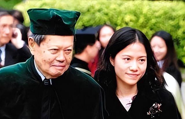 原创翁帆父亲翁云光比女婿杨振宁小21岁父亲大度表示女儿幸福就好