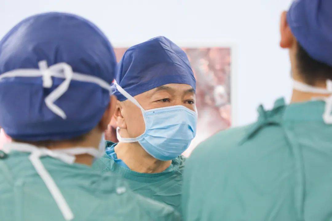 大医之道|李小飞:为医而生 心怀仁爱_医生_手术室_毕业