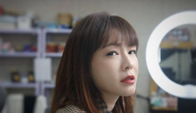 李艾晒儿子与宠物合照,小灯泡抱着狗狗说暖话,小暖男善良有爱心_孩子