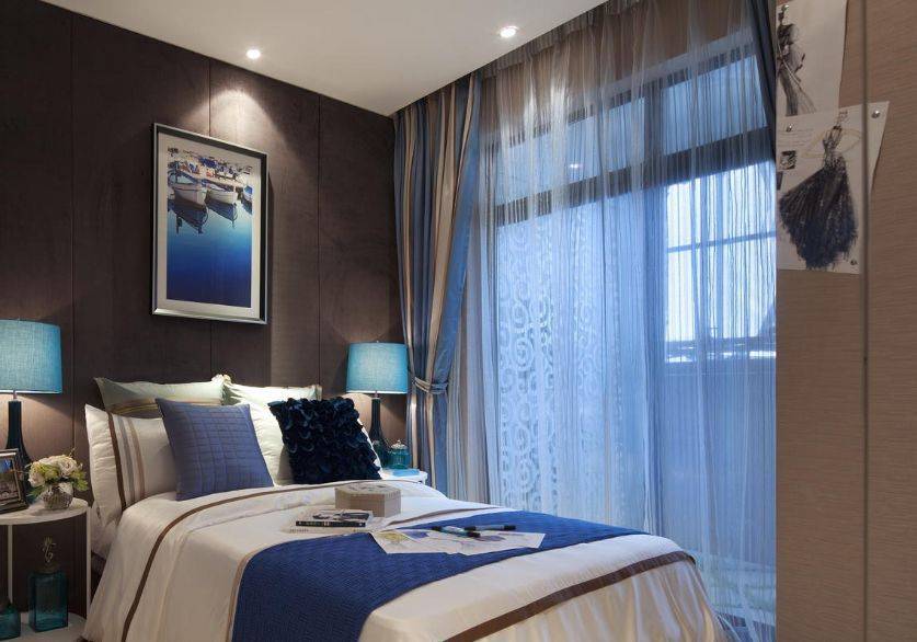 的,灯罩和灯杆用玫瑰色或紫色,放一些盆栽植物装点,墙和家具用灰白色