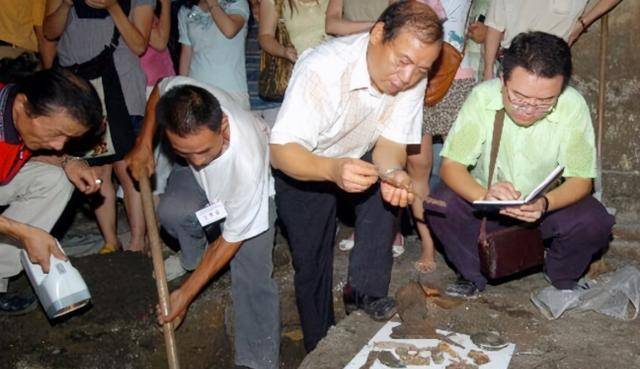 重庆工人修缮渣滓洞时，意外砸出个洞，洞中发现的物品让专家动容