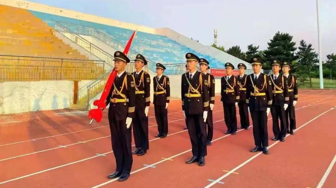 安丘市职业中专国旗护卫队居家线上课训练不停歇