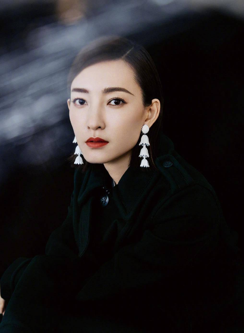 王丽坤气质真好酒红丝绒旗袍配健美短裤秀美腿复古优雅有韵味