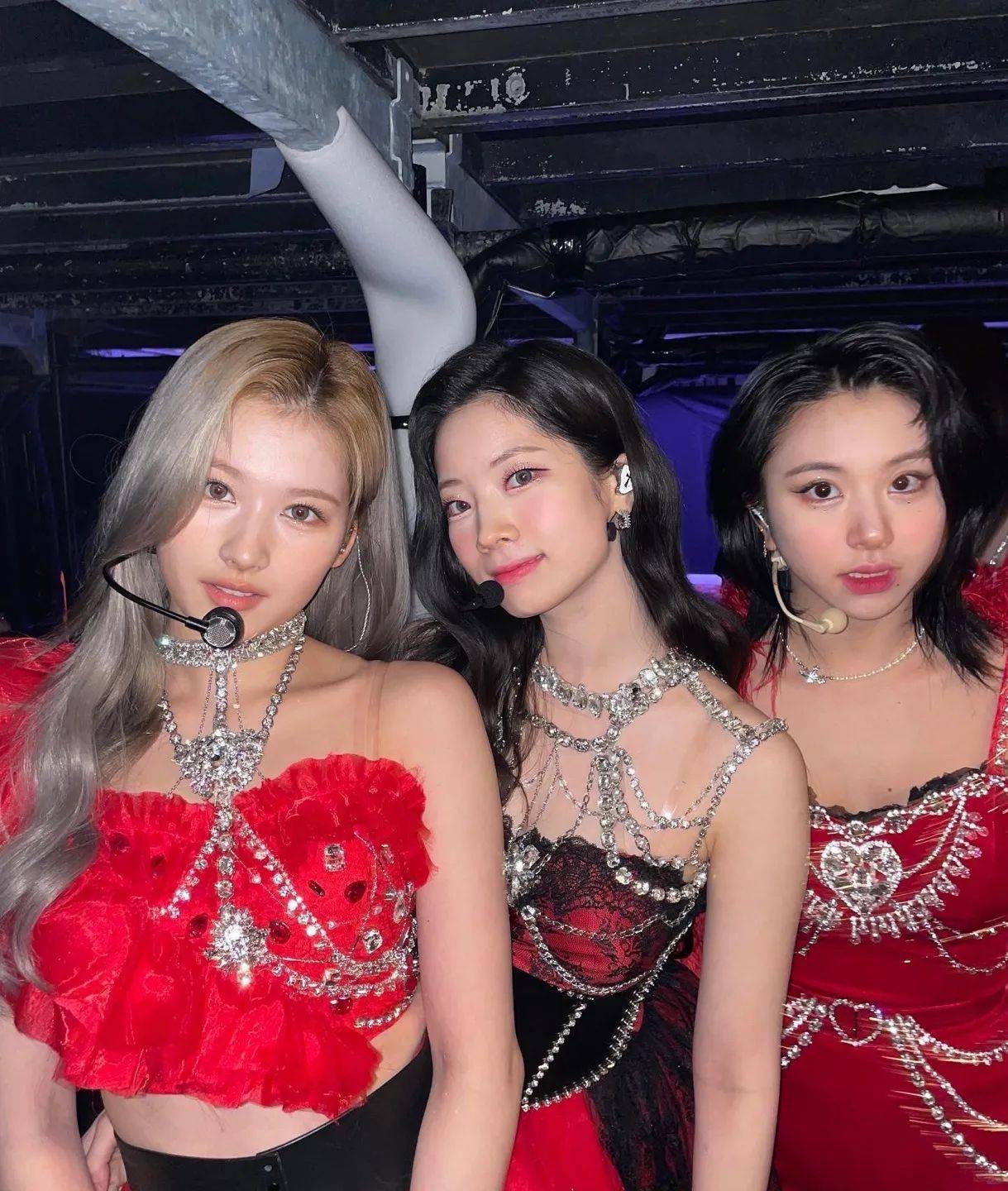 大胆抢眼的文胸上衣,纤细蚂蚁腰,twice多贤可爱又不落俗套