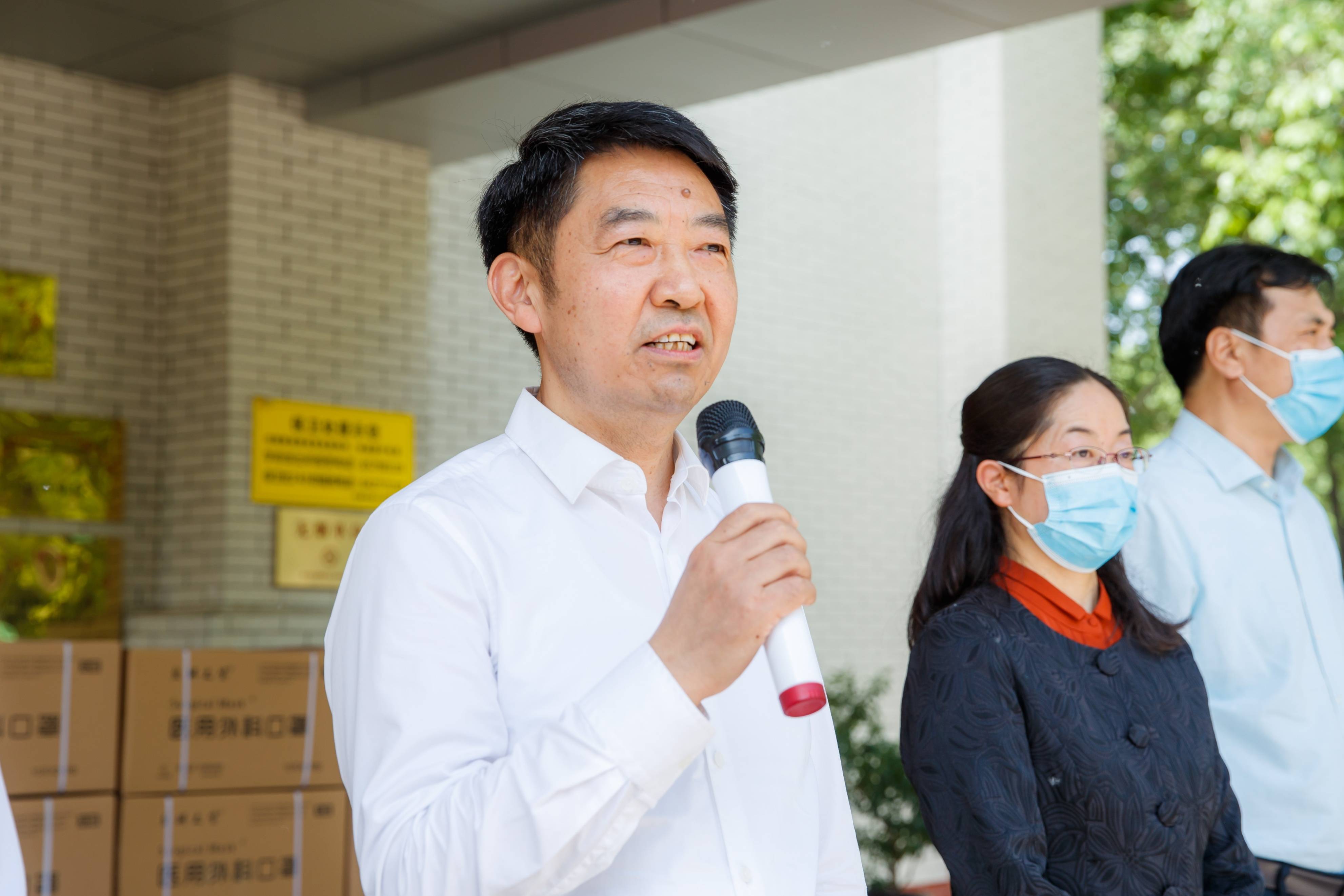单恒伟带领浙荣科技产业集团为河南科技大学捐赠50万只防疫口罩
