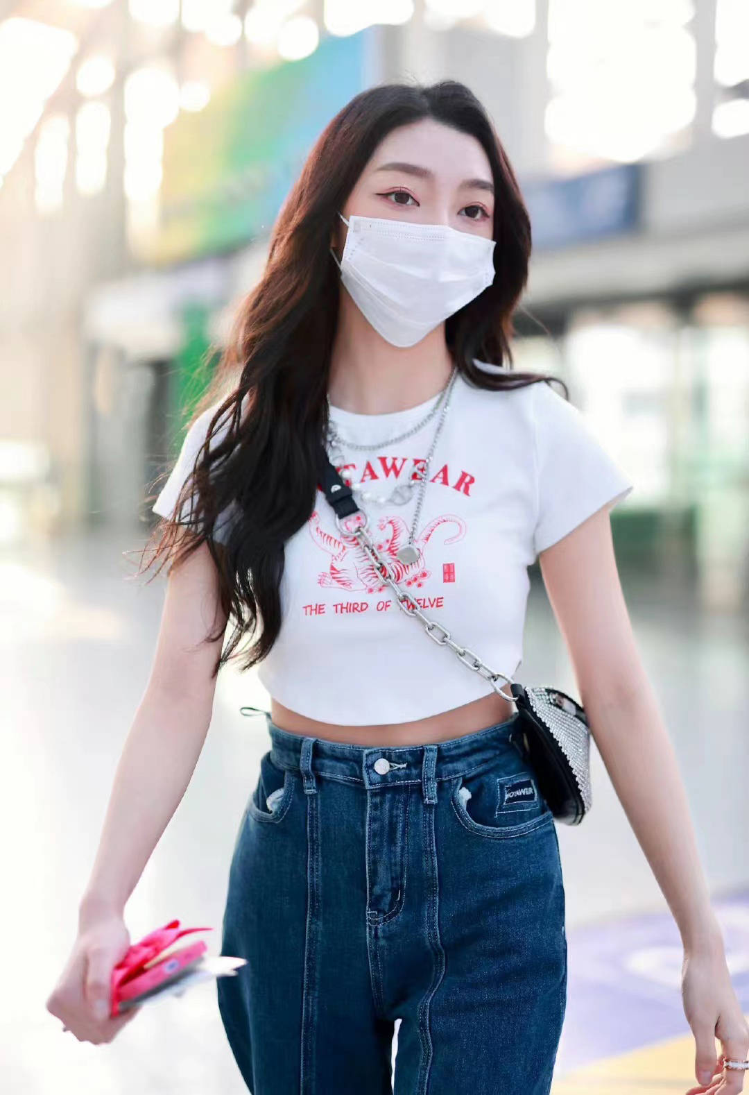 原创李紫婷穿字母印花短袖t恤搭蓝色阔腿牛仔裤春日搭配又酷又辣