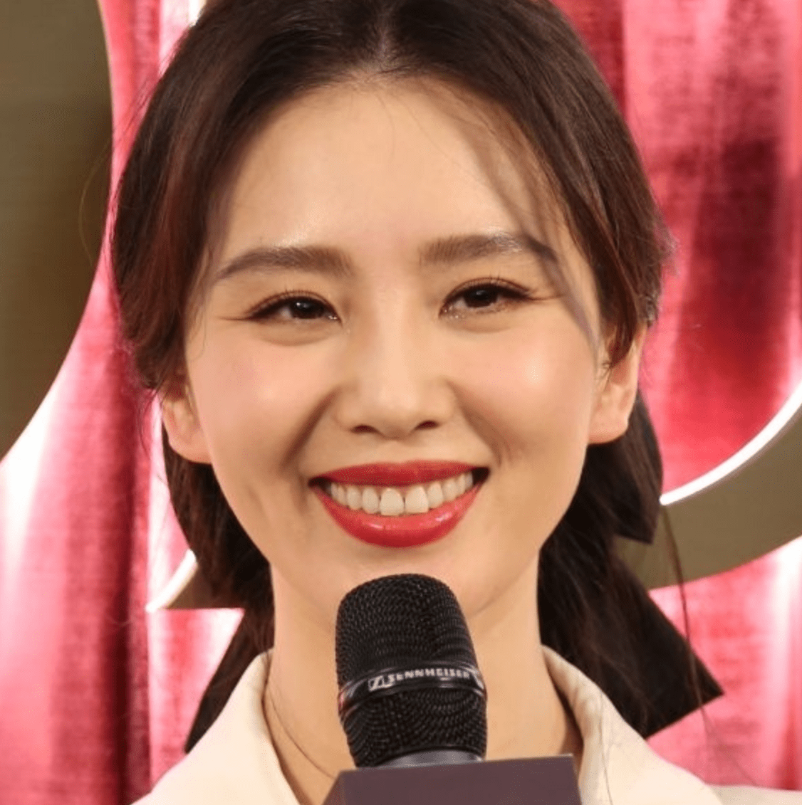 原创不要再搞容貌焦虑痘印黑眼圈法令纹这些美女明星也会有