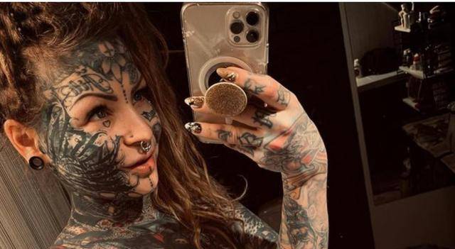 原创芬兰妈妈钟情黑色风格纹身全身各处涂黑网友居然称其漂亮