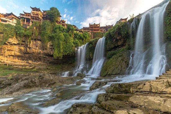湖南一奇特古镇，为四大名镇之一拥有两千年历史，坐落在瀑布之上