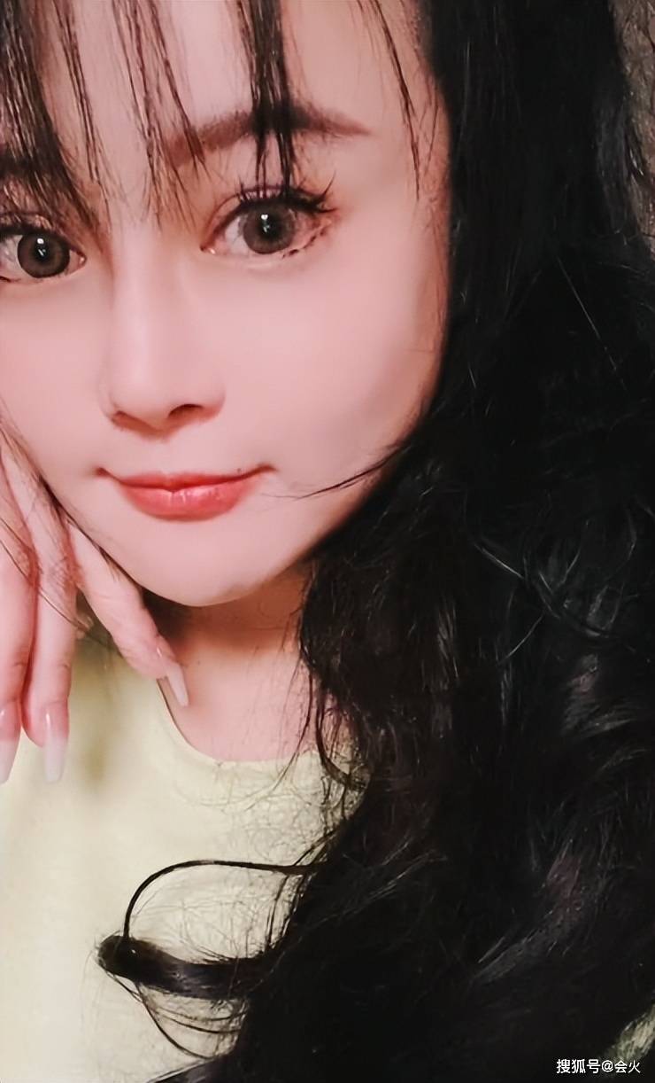 37岁冉莹颖晒素颜美照老公儿子躺沙发休息轩轩身形壮实