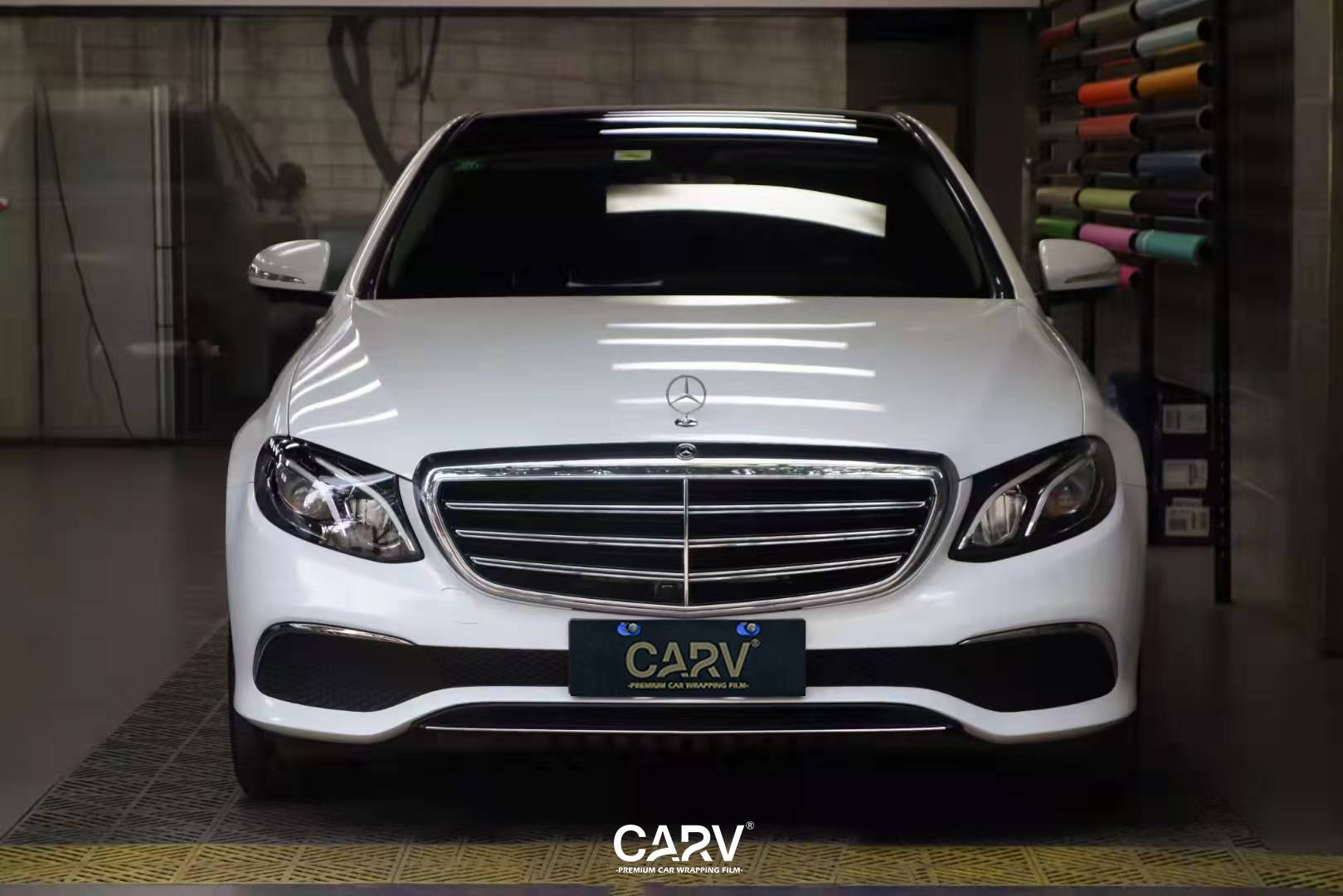 奔驰e级卡孚改色膜白金大珠光白