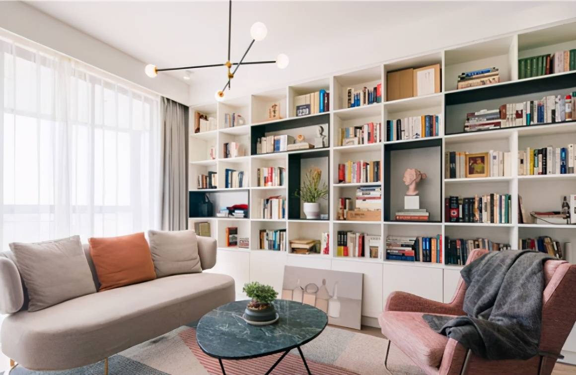 客厅书柜装满墙沙发背靠阳台这套设计简洁的三房真少见