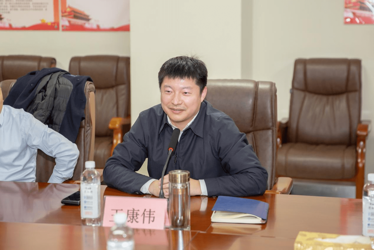 网上有关王康伟与王玉锋的信息不多,查不到两人的准确关系.