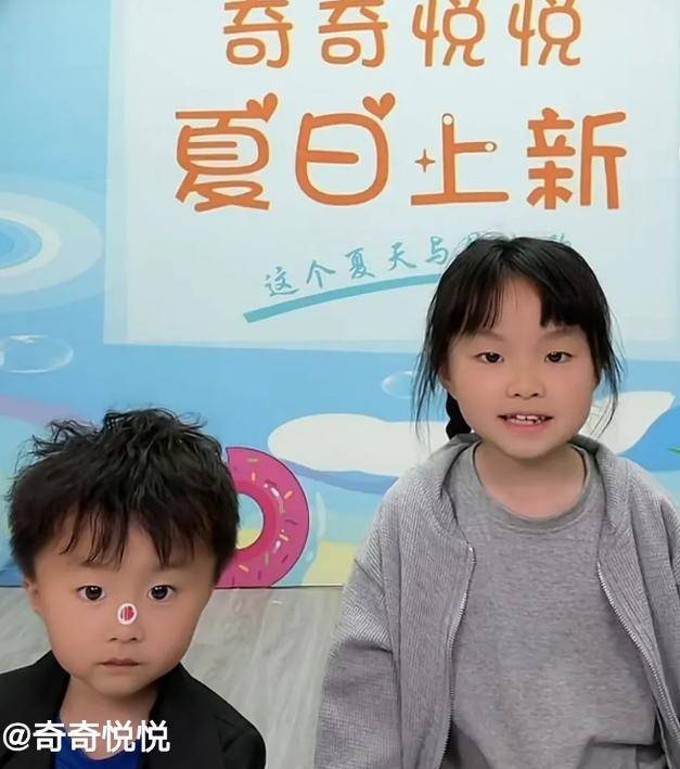 原创眼红了奇奇悦悦帮田静代播奇奇反应太可爱却被嘲用孩子赚钱