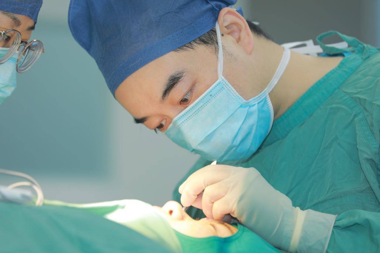 西安国际医学中心眼整形孙峰医生整形医生是用手术刀完成心理的治疗