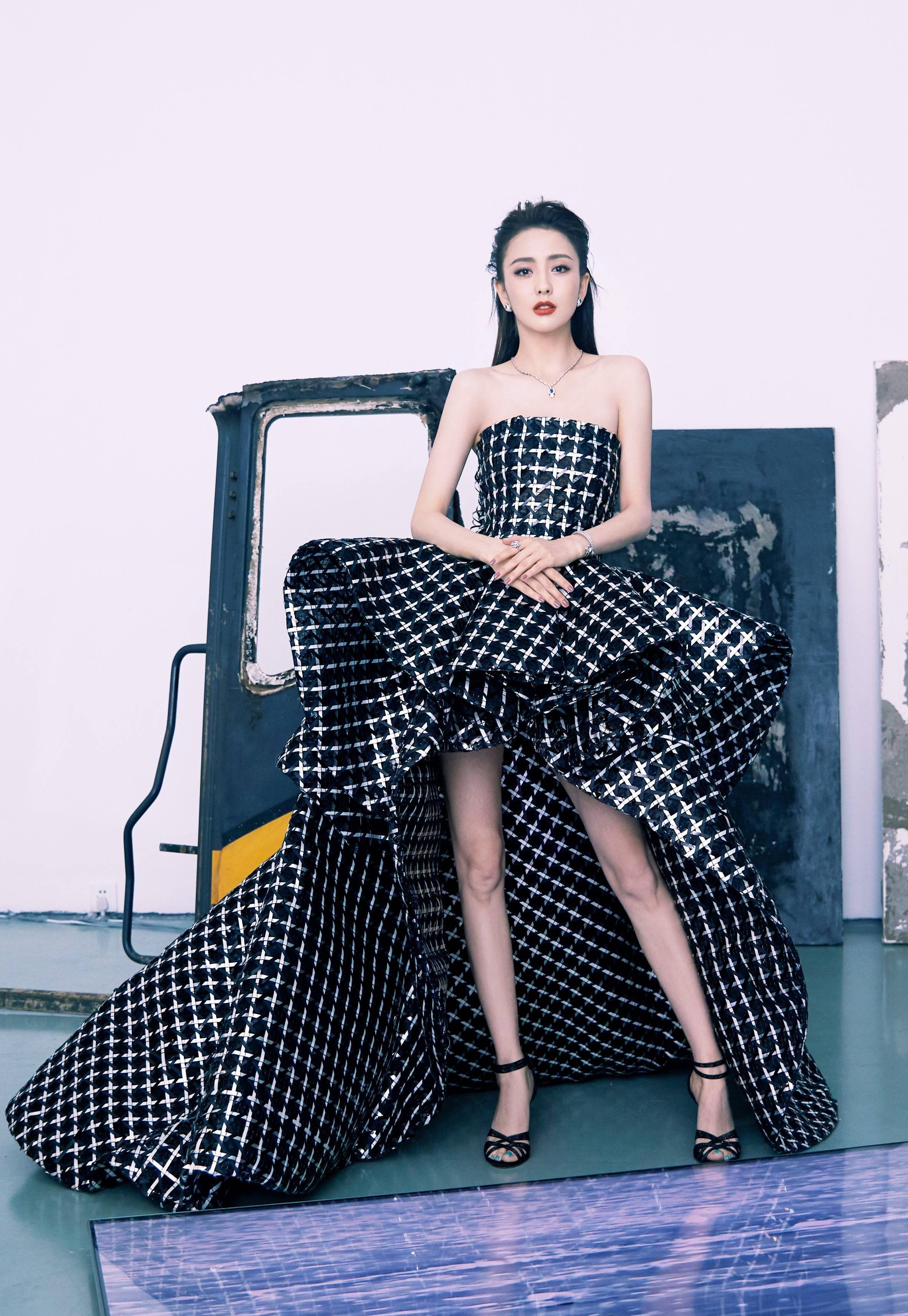 原创佟丽娅越来越时尚了一袭抹胸长裙秀大长腿红唇雪肤美成时尚