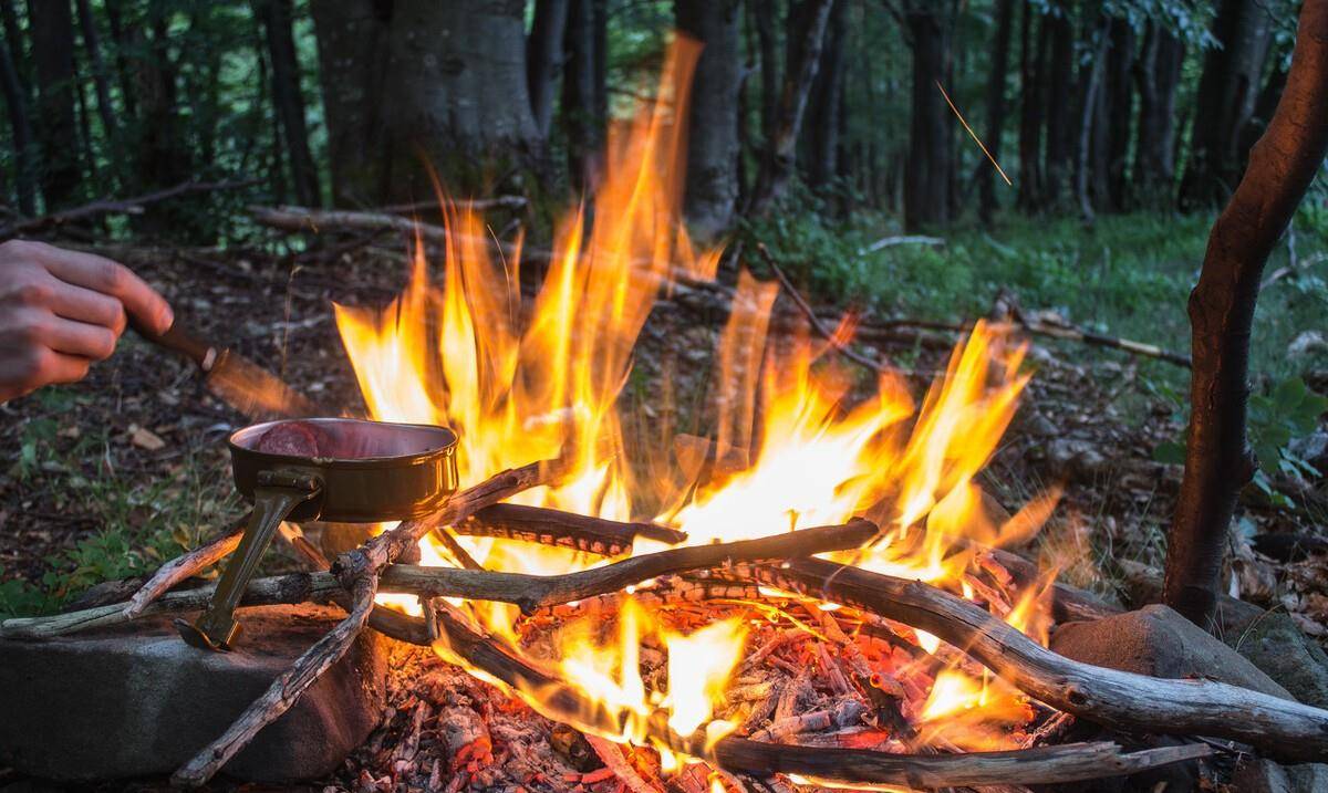 木生火是指木性温暖,火隐伏在其中,钻木取火,所以木生火,我在前面的