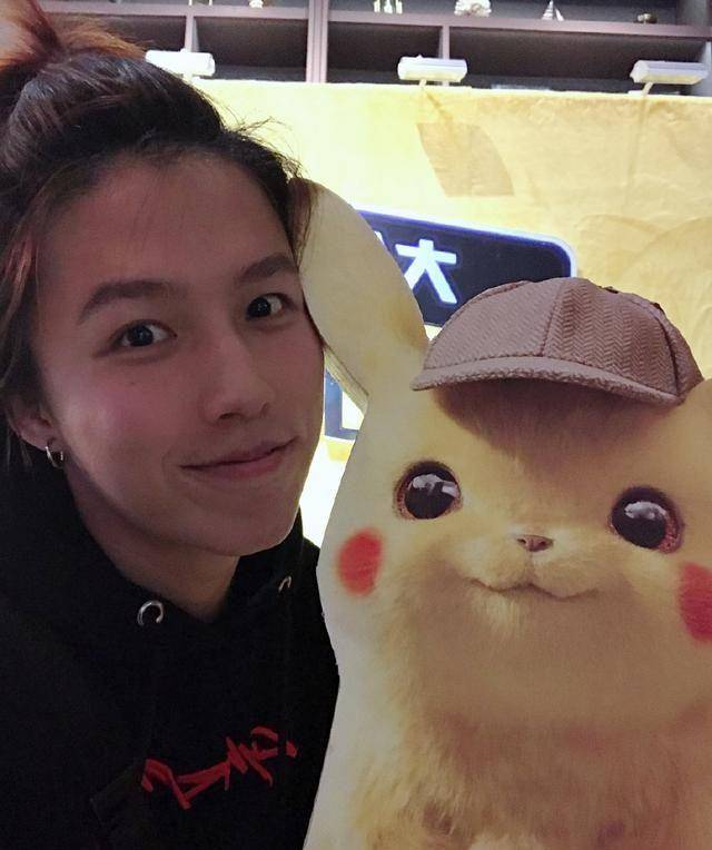 张庭28岁继子出道了最新生活照曝光这样的颜值你打几分