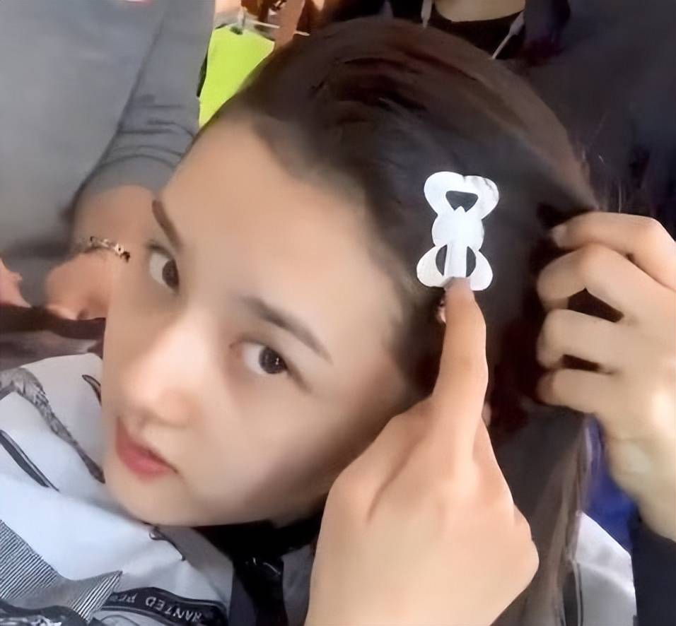 宋祖儿被偶遇做核酸没洗头打扮随意素颜状态十分真实