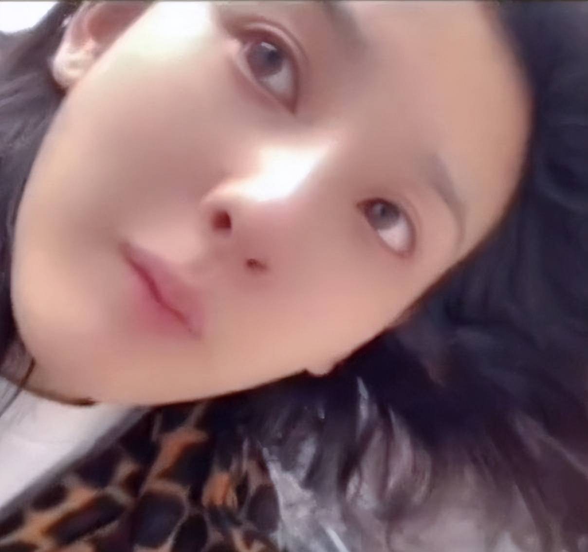 宋祖儿被偶遇做核酸没洗头打扮随意素颜状态十分真实