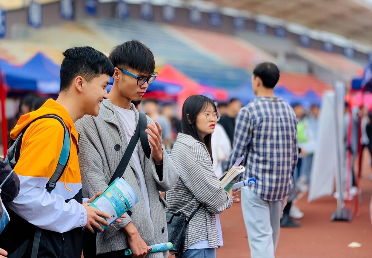 原创00后大学生拒绝pua被通报工作群怒怼老板网友评论两极分化