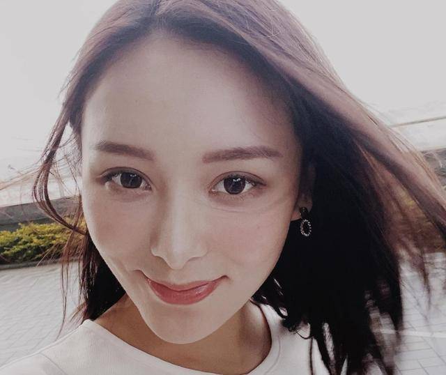 事业顺利的她,感情路却有点曲折,出道多年,她曾与张柏芝弟弟张柏文