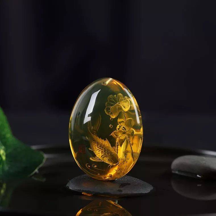 用截然不同的手法,塑造琥珀的另类美——琥珀博物馆_雕刻_进行_图案