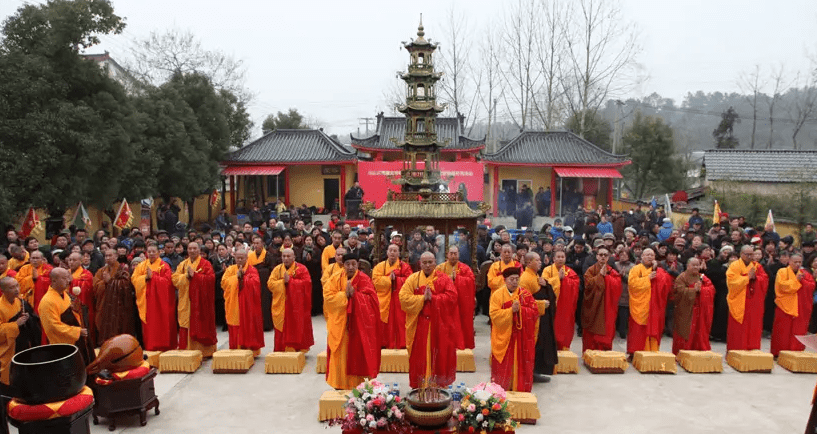 岩龙禅寺立于马头矶顶,俯视江流村落,历经近千年长河,几经兴废.