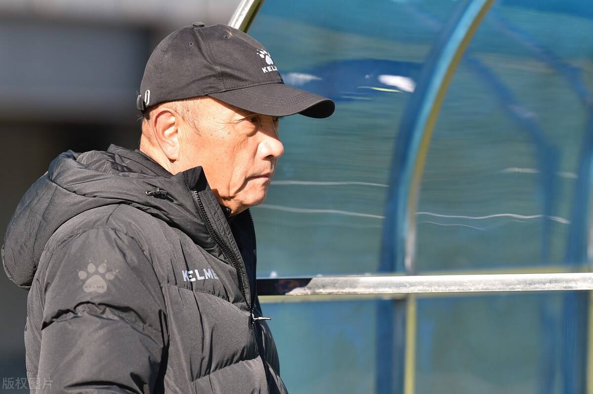 原创青岛足球迎来好消息青岛海牛迎来泰山队铁卫殷铁生可以安心了