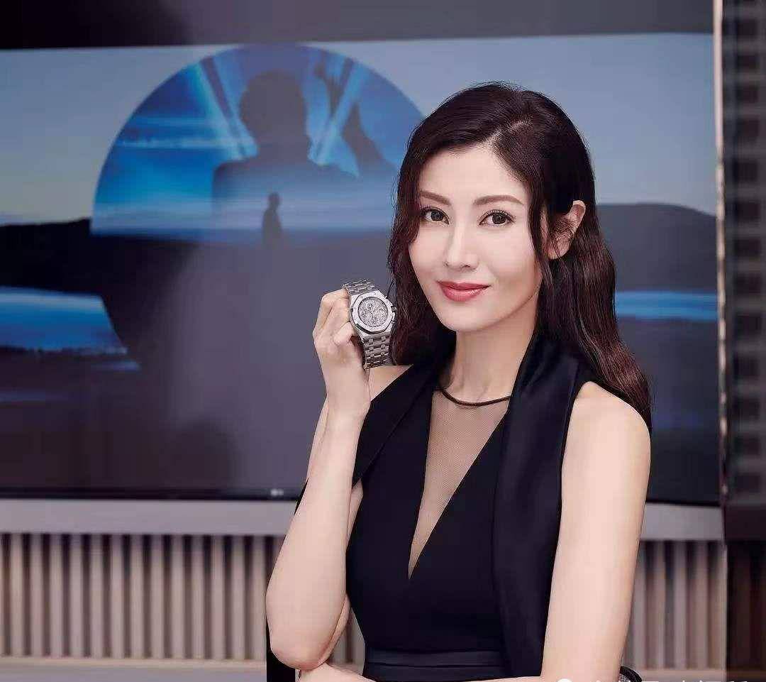 原创50岁李嘉欣不再年轻颧骨突出法令纹明显身材发福美人已迟暮