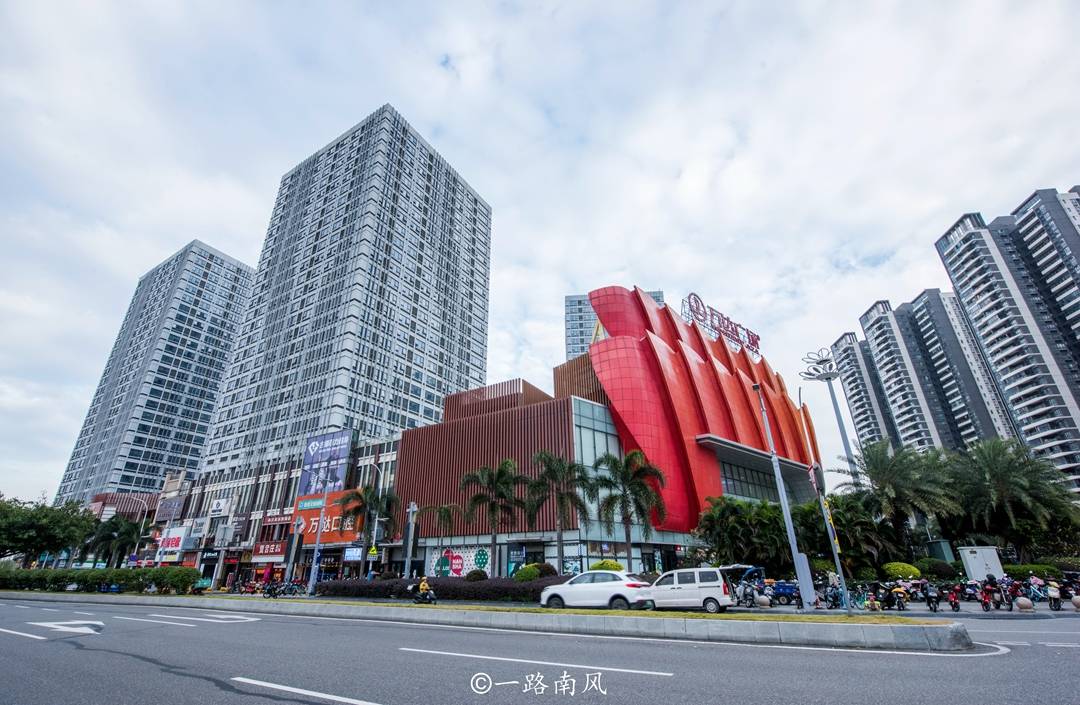 位于蕉门河东侧的万达广场是南沙区目前最繁华的商业区域之一,附近的