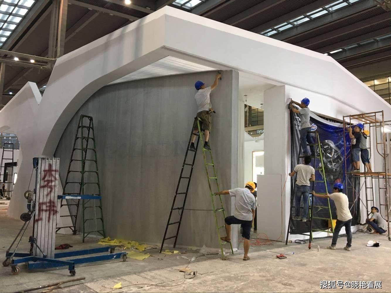 展台定型,铺设,排线,批灰,粉刷……工人们迅速埋头进忙碌的现场耽误的