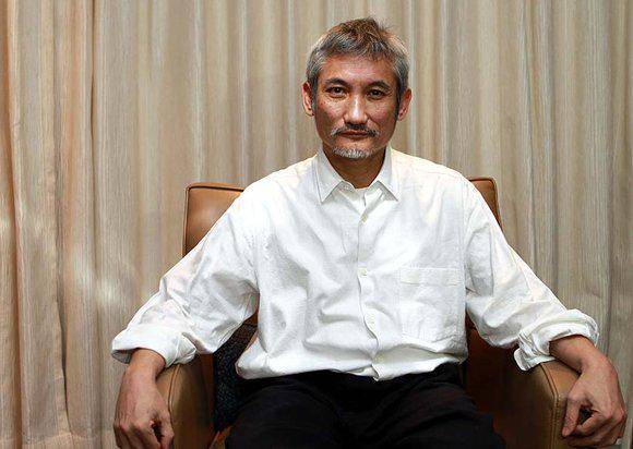 69岁徐克与小30岁女友甜蜜约会女方全程腻歪同框似两代人