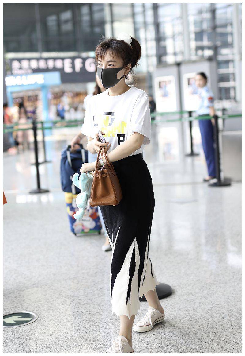 原创37岁吴昕私服越来越亮眼了蓬松马尾配白t恤清新减龄似少女