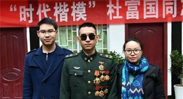 一个一等功,两个荣誉称号,杜富国为什么没有提干?三点原因_英雄_军人_时代