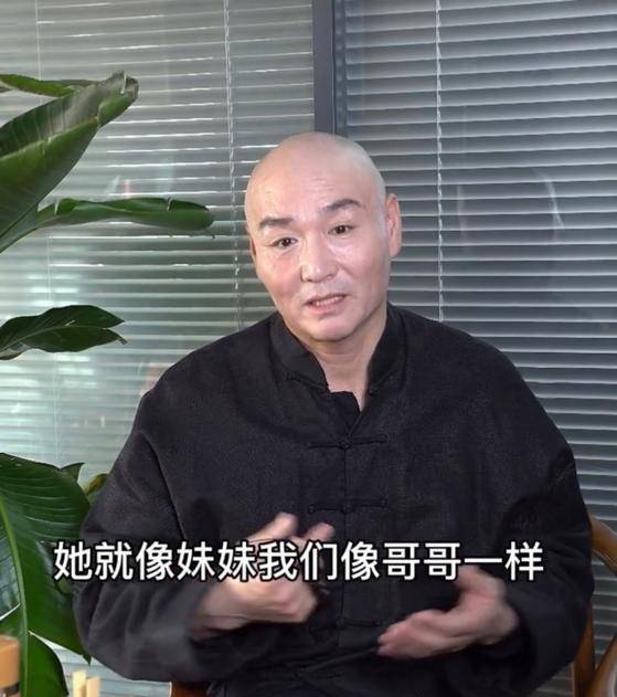 44岁法印曝拍戏往事,佛珠保存28年,三德子紫砂壶涨到30万_侯堃_桃红