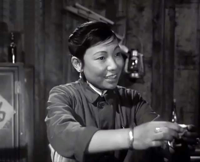 在电影《夺印》中,胡敏英扮演地主婆"烂菜花",戏份不多,可表现力却