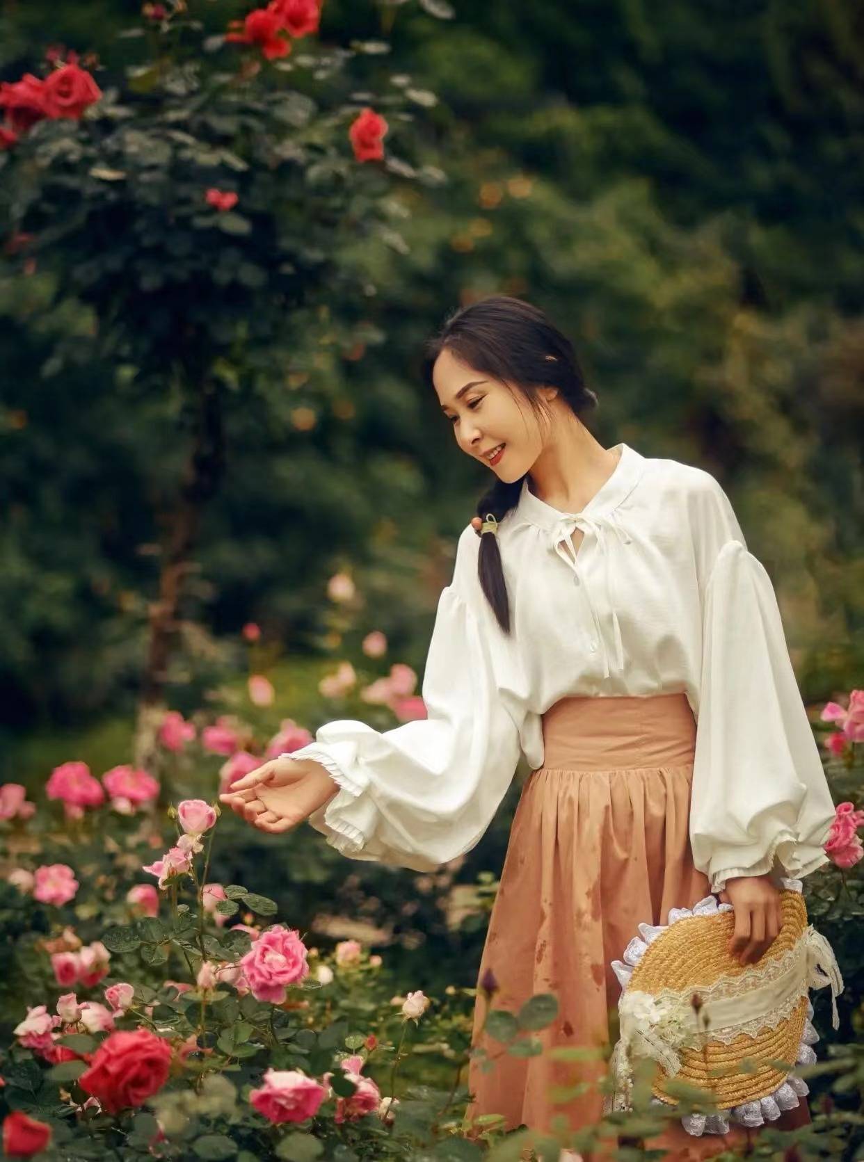 中年姐姐拍照手姿这样摆气质上镜很加分拍出简约优雅美