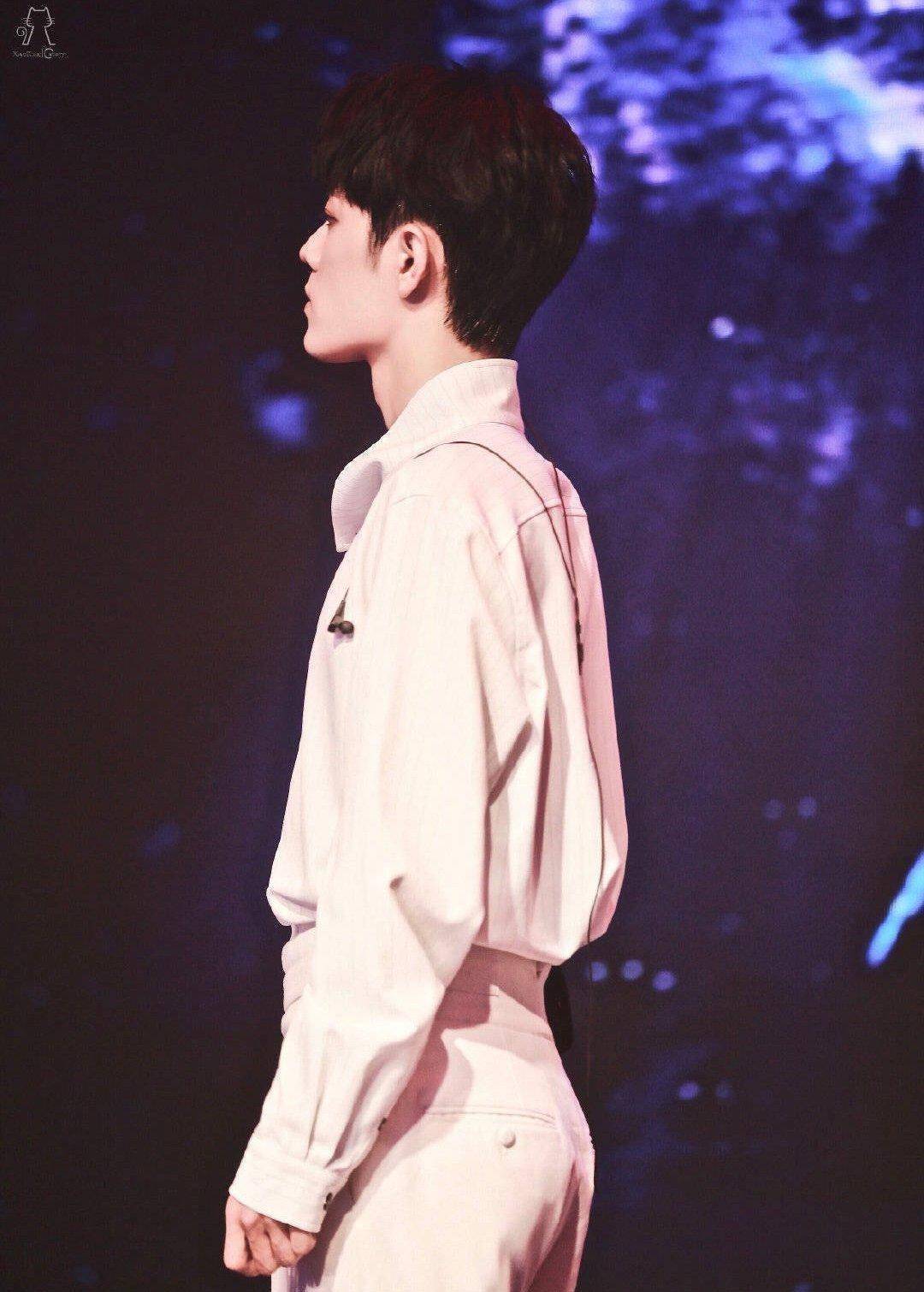 肖战屁股造假?裤兜褶皱露出形状被疑用垫臀,粉丝炸开锅怒斥造谣