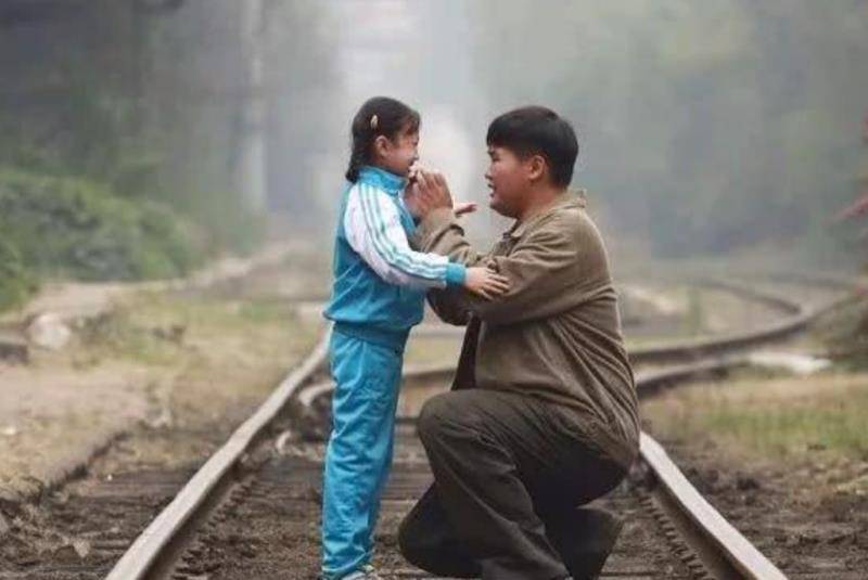 佟家良因为救外甥女程程从树上掉了下来,患上了